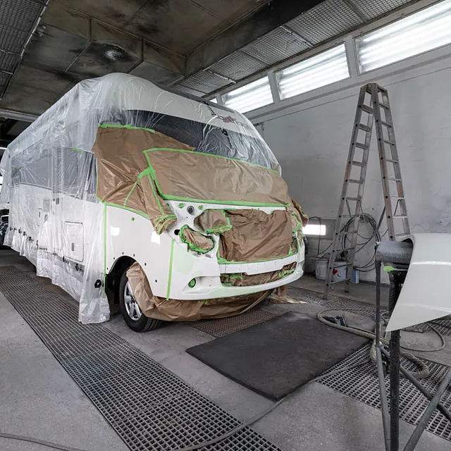 ein abgedecktes Auto bereit zum Lackieren